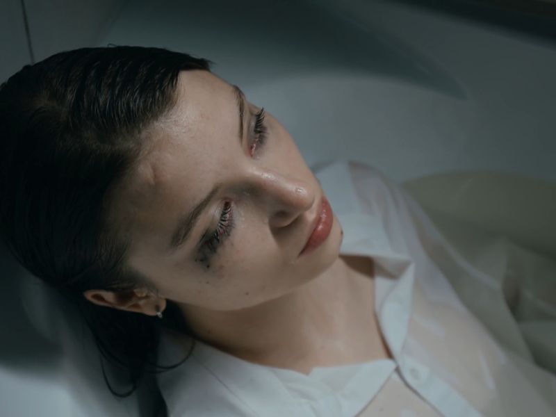 Uplakana devojka sa razmazanom maskarom sedi u kadi