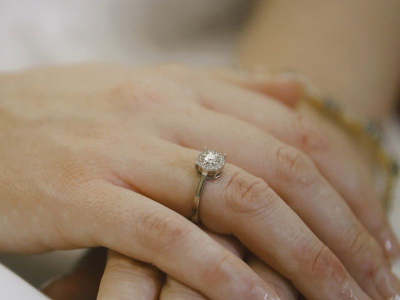 Devojka nosi verenički prsten na desnoj ruci