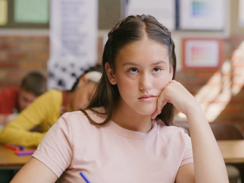 Devojčica koja boluje od ADHD sedi u školskoj klupi