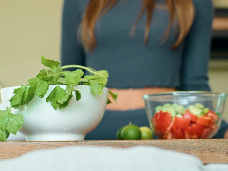 Devojčica sprema sebi kvalitetnu obrok salatu