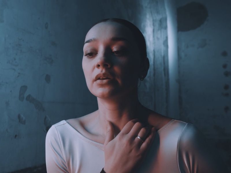 Uspaničena devojka teško diše