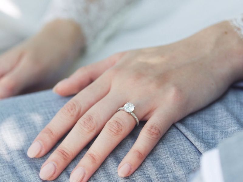 Devojka nosi Verenički prsten