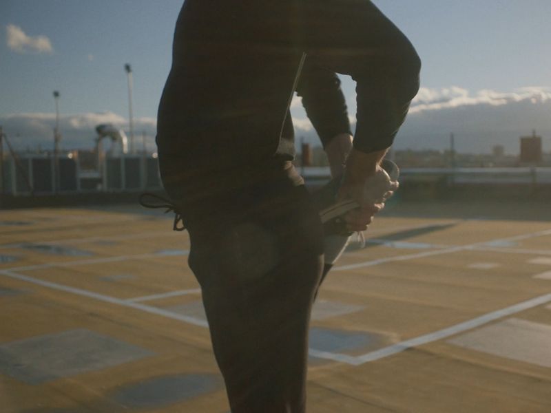 Dečko se isteže pre samog treninga