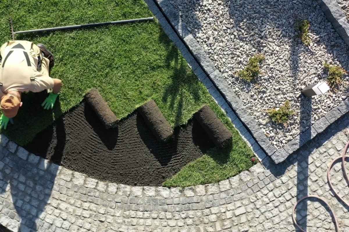 Sami sređujete dvorište? Radovi koje možete izvesti bez majstora i šta vam za njih treba