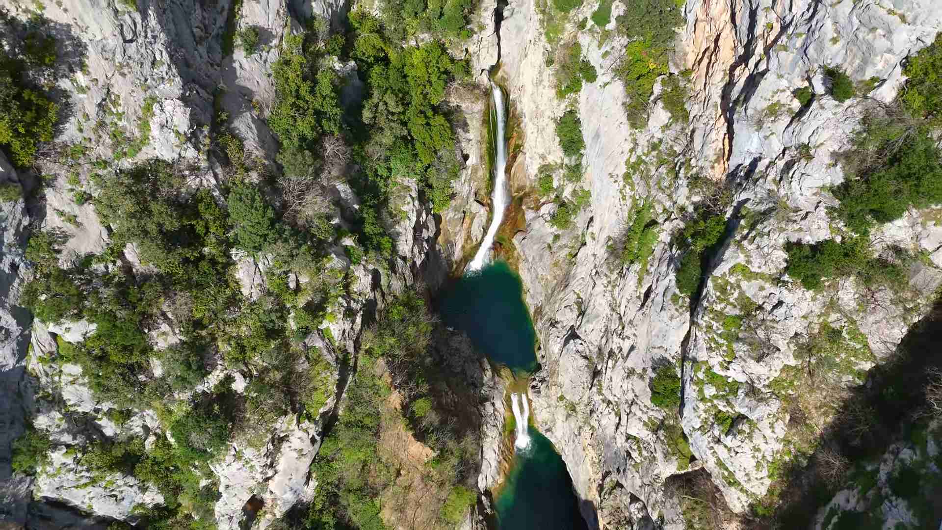 Pogled iz vazduha na slap Gubavica kod Zadvarja