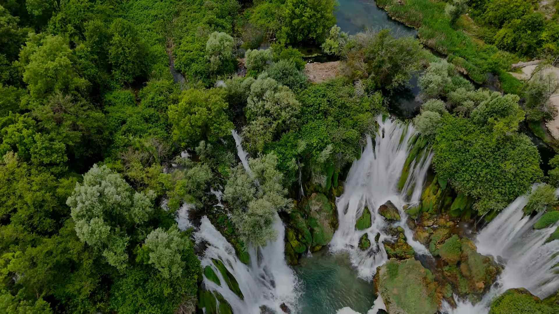 Pogled iz vazduha na vodopad Kravice u Bosni i Hercegovini