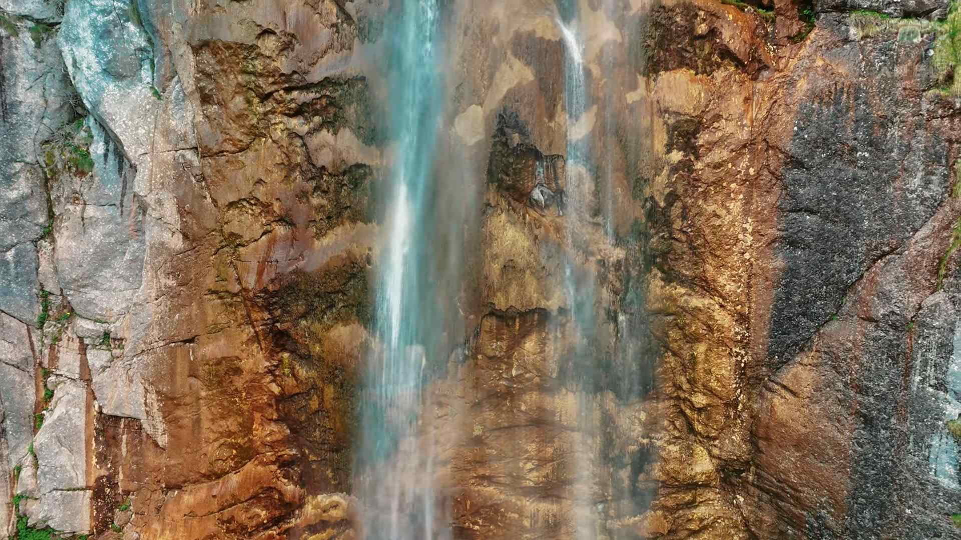 Vodopad Skakavac koji se spušta niz visoku stenovitu liticu