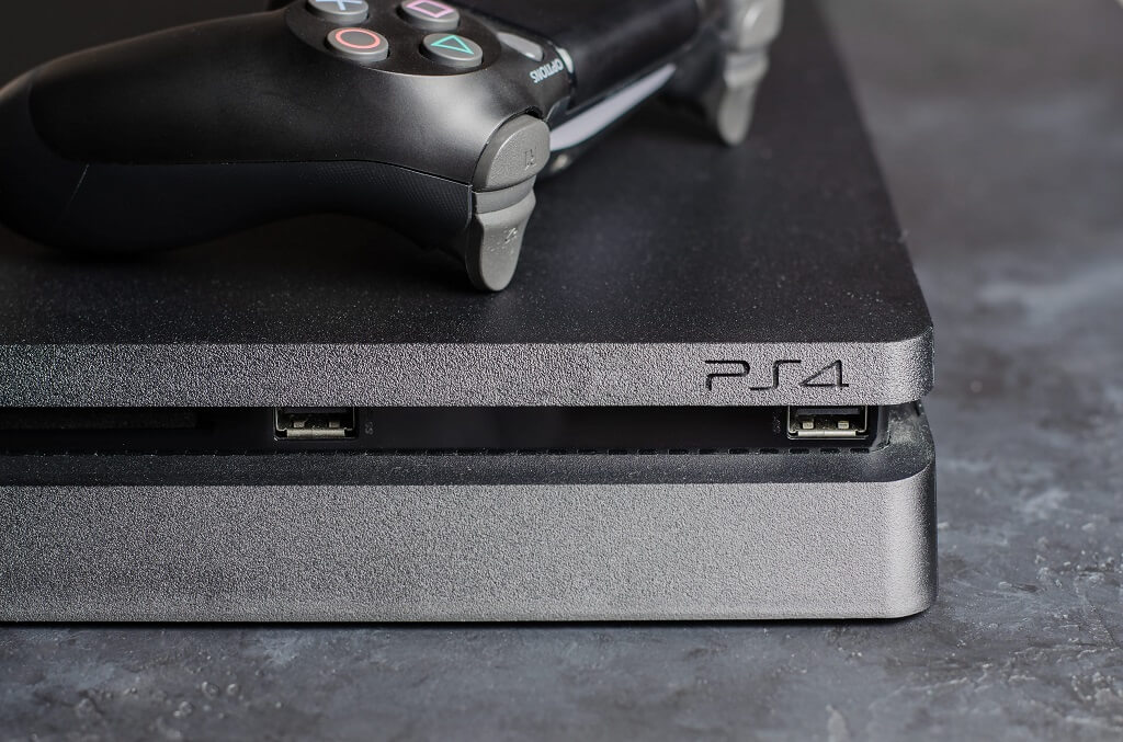 PlayStation 4 konzola sa DualShock kontrolerom