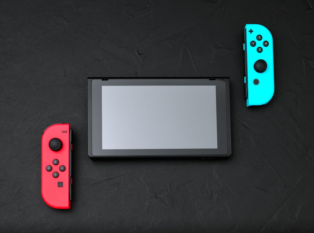 Nintendo Switch konzola sa crvenim i plavim Joy-Con kontrolerima