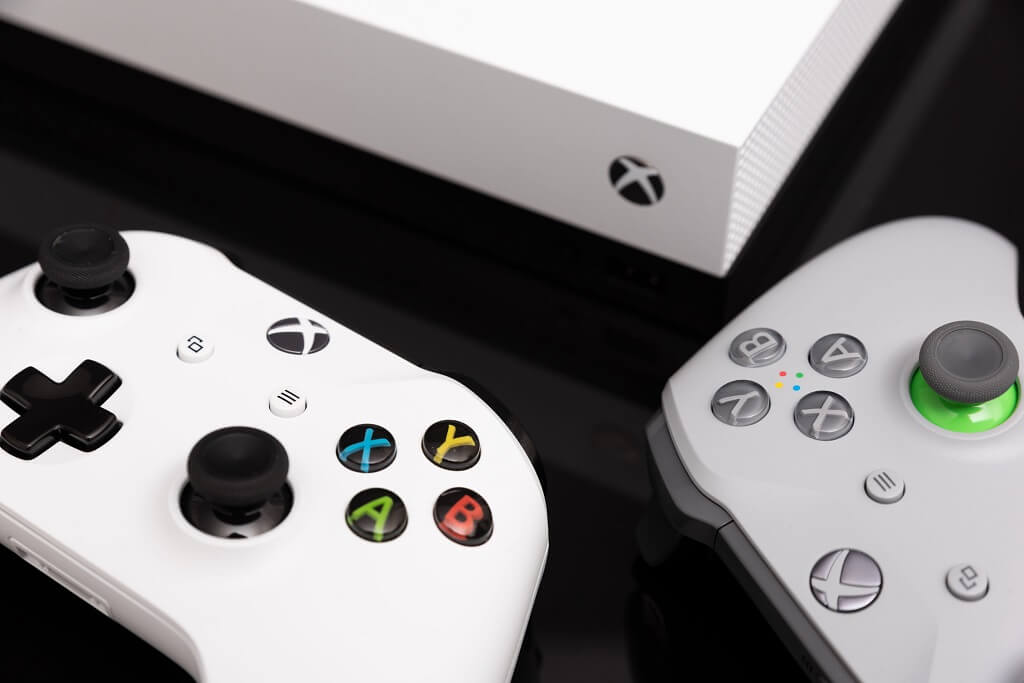 Xbox konzola sa dva bežična kontrolera